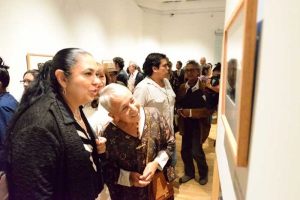 La Rectora recorrió la exposición en compañía de Lucero Binnqüist