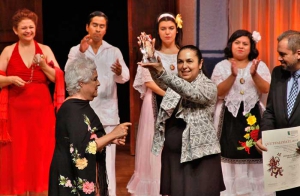 La Rectora con la distinción que otorga el Centro Mexicano de Teatro ITI-UNESCO (Imagen: INBA) 