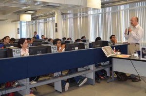 El investigador impartió una conferencia y talleres a estudiantes y docentes