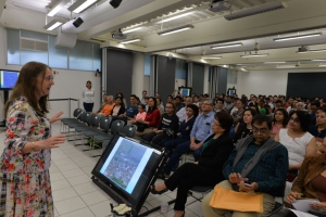 La astrónoma y divulgadora científica impartió la conferencia “Leer ciencia”