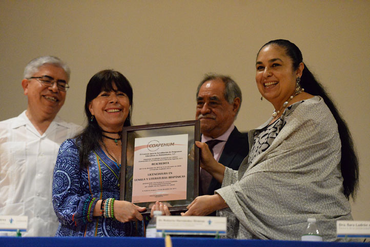 La Rectora entregó el documento a Gadalupe Flores, directora de Letras