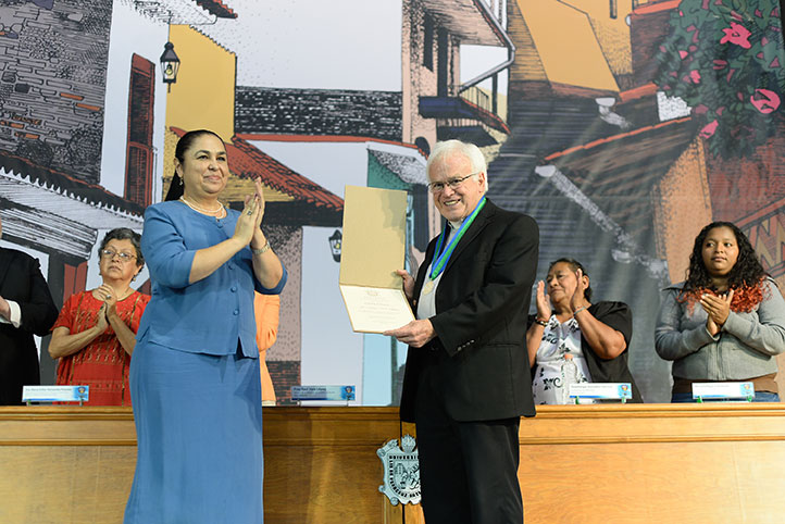 La Rectora impuso la Medalla al Mérito UV al obispo de Saltillo