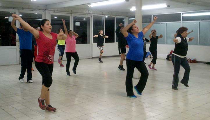 La actividad se desarrolla en el hall del Gimnasio Universitario “Miguel Ángel Ríos”