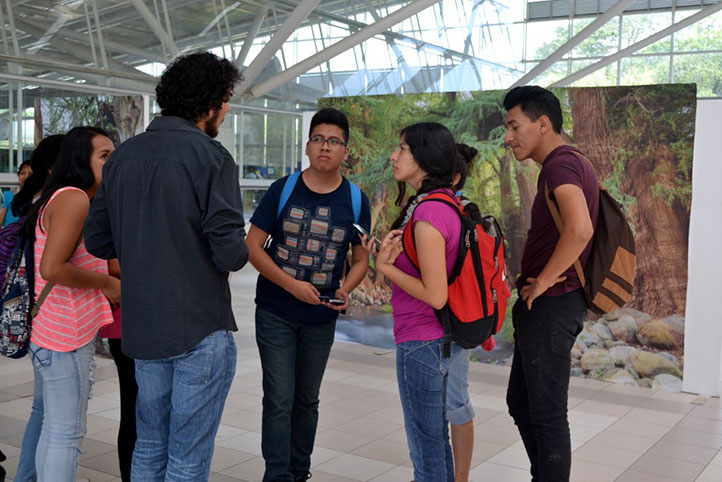 Los universitarios charlaron con el artista