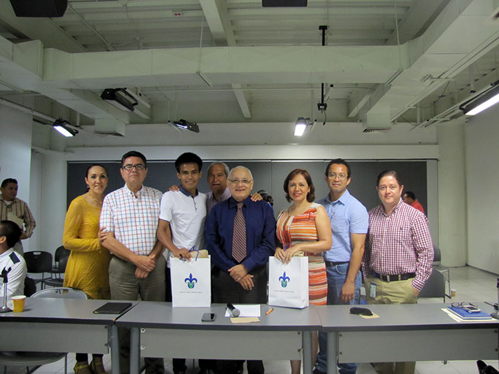Los ganadores, acompañados de autoridades universitarias