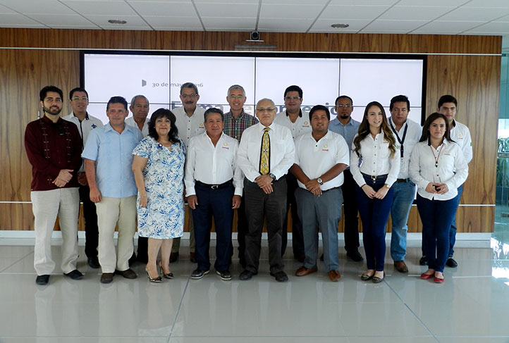 Miembros de la UV y Nuvoil celebraron el inicio del proyecto