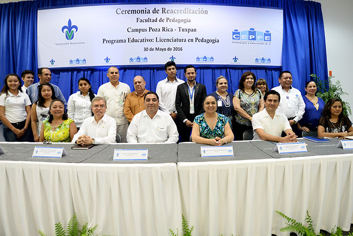 El equipo académico que hizo posible la acreditación con autoridades universitarias