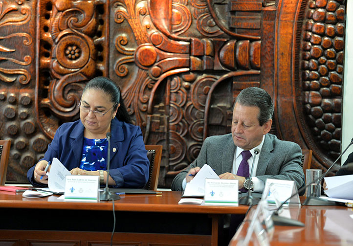 Sara Ladrón de Guevara y Fernando Benítez signaron el convenio