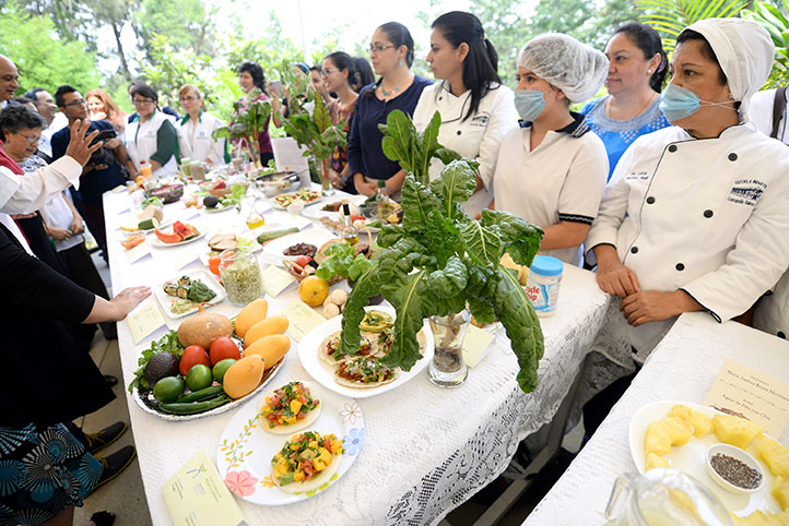 Trabajadores universitarios y estudiantes de enseñanza media mostraron refrigerios saludables