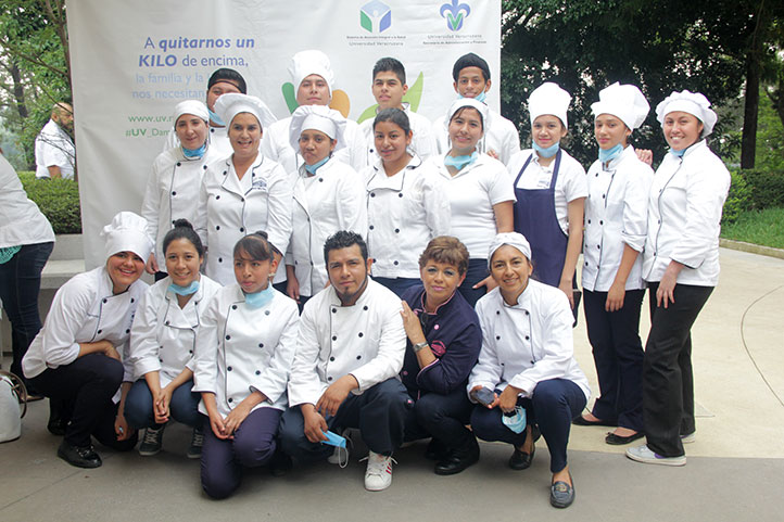 Estudiantes y chefs de la Escuela Industrial “Concepción Quirós Pérez”