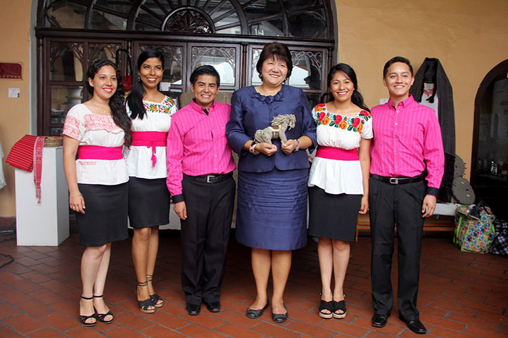 Miembros de la agencia Proyecta con Patricia Domínguez Chenge, directora de la FCAS