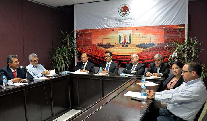 Gerardo García expuso el panorama financiero de la UV en años recientes