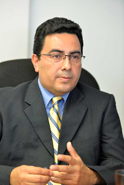 "A través de nuestros colegas ingleses, los estudiantes de la UV podrán realizar estancias y trabajos más completos”:  Héctor Vivanco Cid