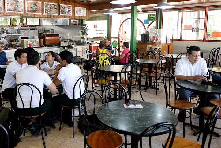 Atiende a cerca de 300 comensales diariamente