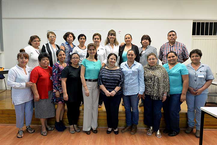Ivonne Cisneros Luján con los asistentes al curso