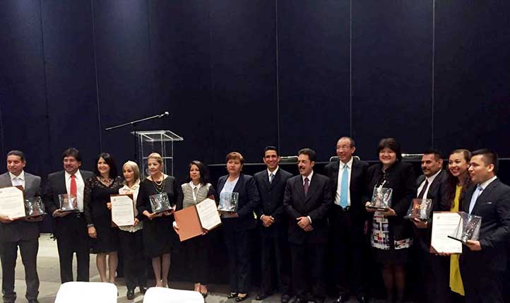 Los representantes de la UV en la entrega del distintivo RSU