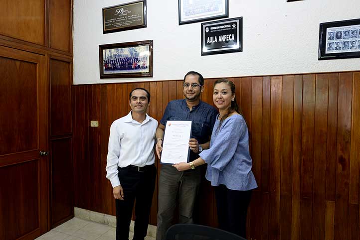 Héctor Villanueva y César Vega con la Directora de la FCA