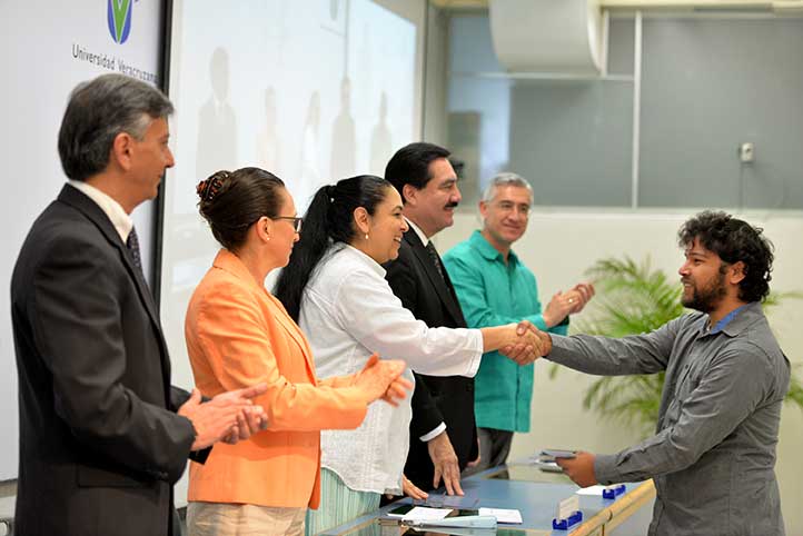 Se entregaron 470 becas escolares y 105 estímulos artísticos y académicos