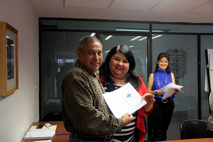 Clementina Guerrero entregó constancias a los participantes