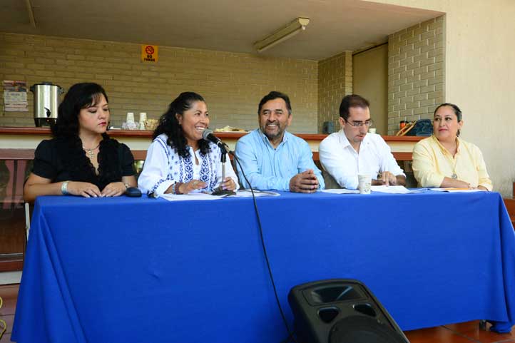 Yolanda González, directora de la Facultad, con el comité organizador
