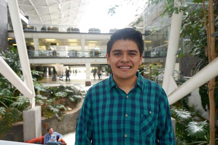 Ricardo Pérez Indoval, egresado de Ingeniería Civil, entre los beneficiarios