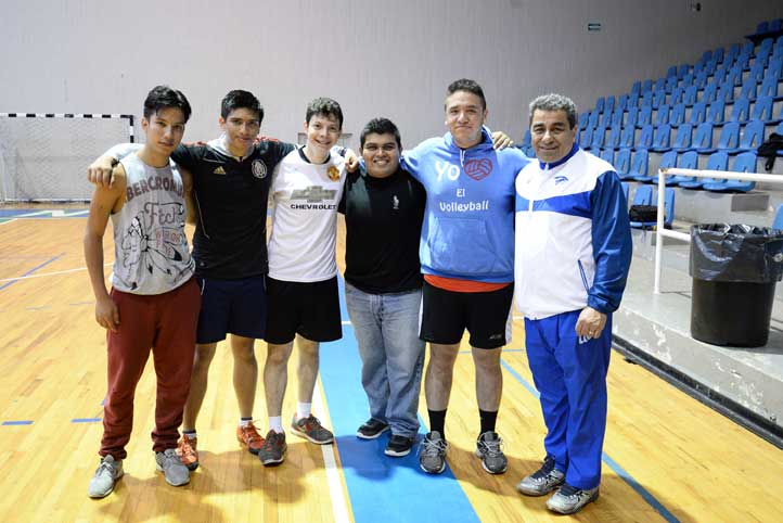 Alumnos del curso de Voleibol del AFEL, con el coordinador Israel Solar Flores