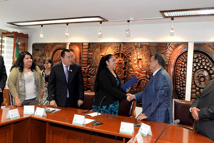 La Rectora recibió del presidente de CUMex, Humberto Veras, el documento