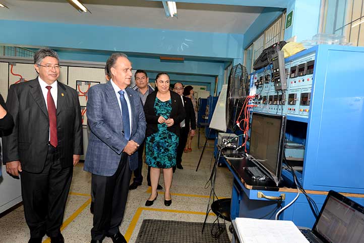 Los evaluadores recorrieron instalaciones de las facultades de Ingeniería