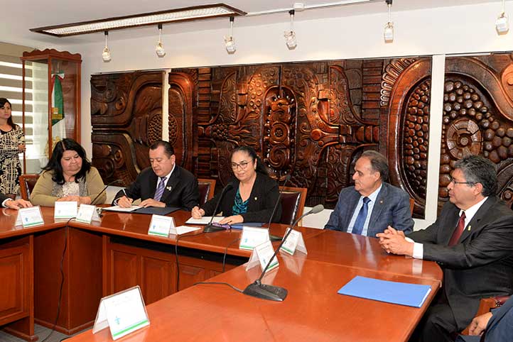 El Rector de la UAGro y Sara Ladrón de Guevara firmaron convenio de colaboración