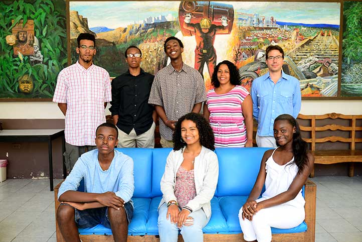 Los alumnos del IYLI, acompañados de Emilio Sánchez Menéndez