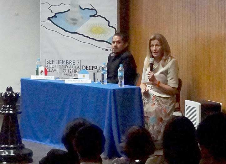 La charla se efectuó en el Aula Clavijero