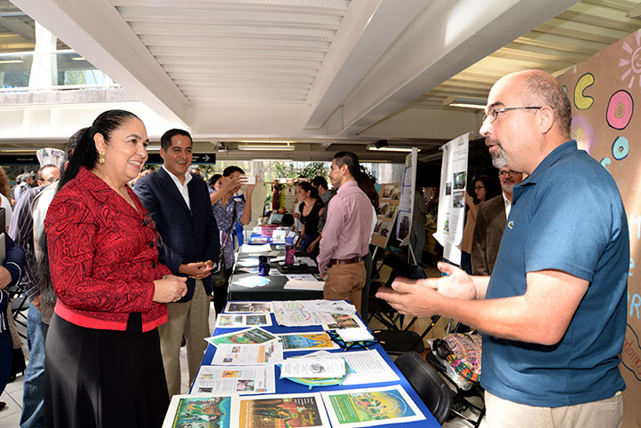 La Rectora recorrió la exposición