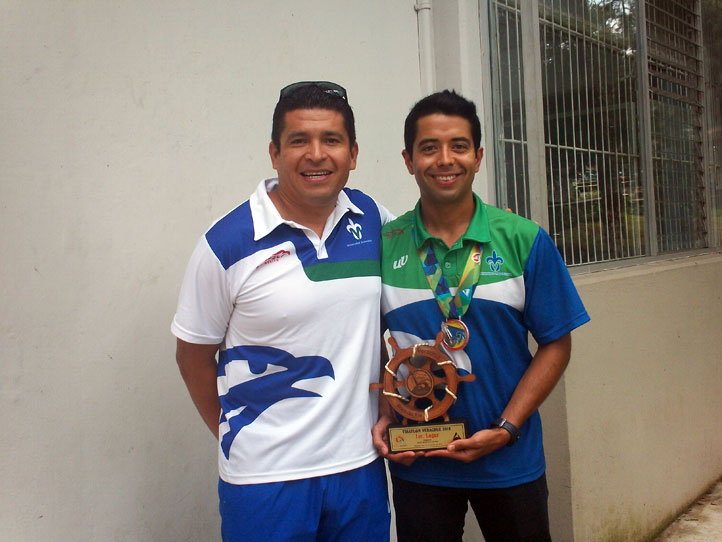 El destacado atleta con el entrenador Santiago González Serralde