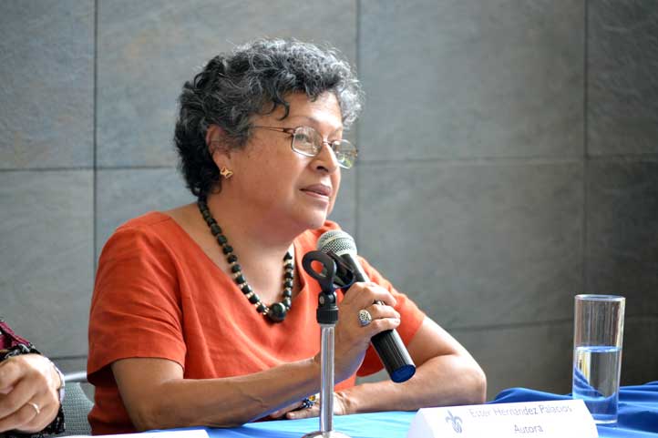 Esther Hernández Palacios Mirón, directora general de Difusión Cultural de la Universidad Veracruzana, presentó su más reciente libro, El Cromosoma de Beatriz, en la Unidad de Servicios Bibliotecarios y de Información (USBI) de Ixtaczoquitlán. 