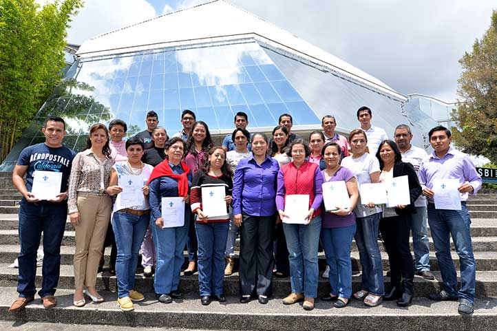 Los participantes con la facilitadora