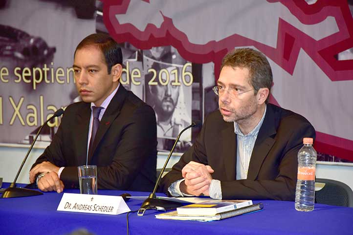 Erntesto Treviño, del IIH-S, y Andreas Schedler, del CIDE