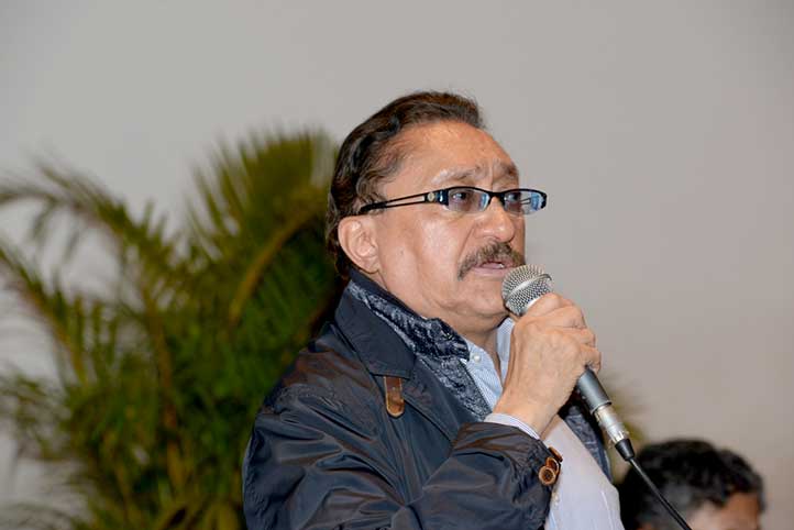 El escritor participó en Diálogos Interdisciplinarios por la Paz