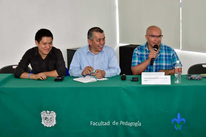 Organizadores del evento con el conferencista José Antonio Serrano Castañeda