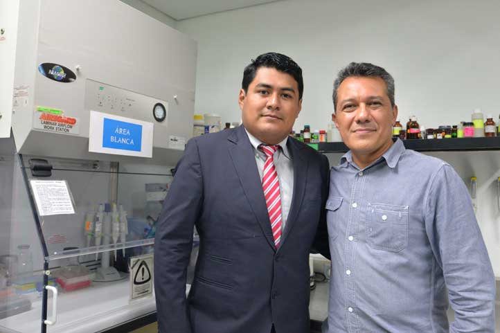 El universitario con Mauricio Luna, gerente técnico del Latex