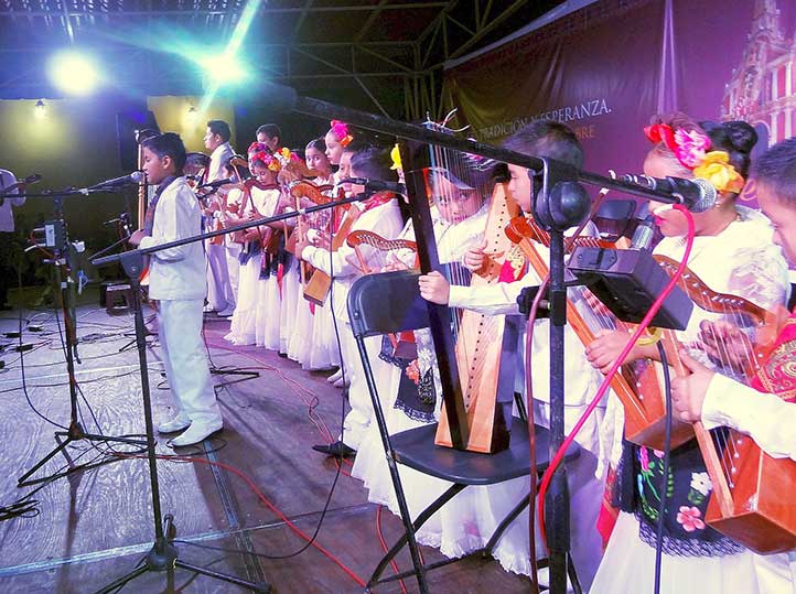 La realización de uno más de los encuentros internacionales de arpa, presentado ahora en Coatepec, con motivo de los festejos patronales y ante una audiencia calculada en más de dos mil asistentes, remite la atención hacia un logro concretado mediante la suma de diversas instancias. Ello ha sido posible gracias a la labor de los integrantes del grupo Tlen Huicani de la Universidad Veracruzana con la colaboración de autoridades municipales y eclesiásticas.