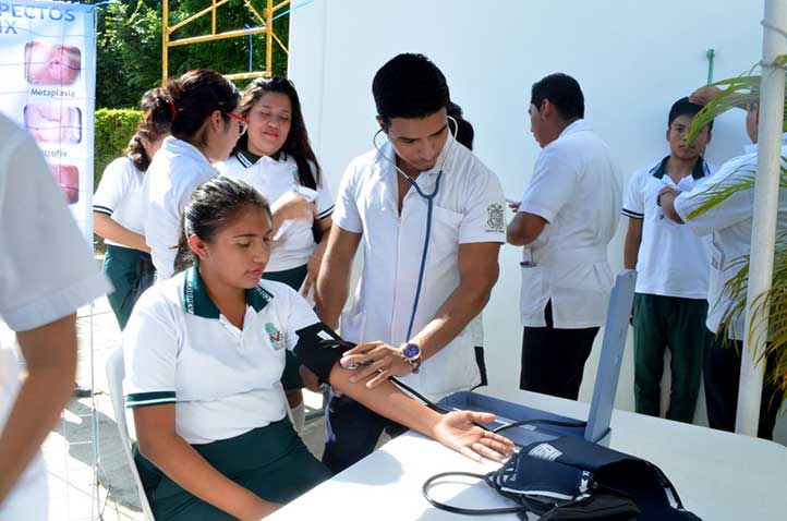Los universitarios mostraron lo aprendido en las aulas