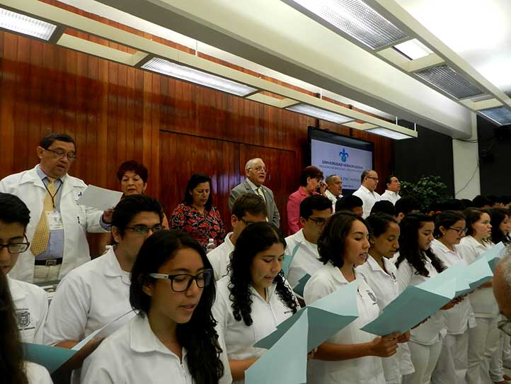 Alumnos y académicos cantaron el himno de la Facultad