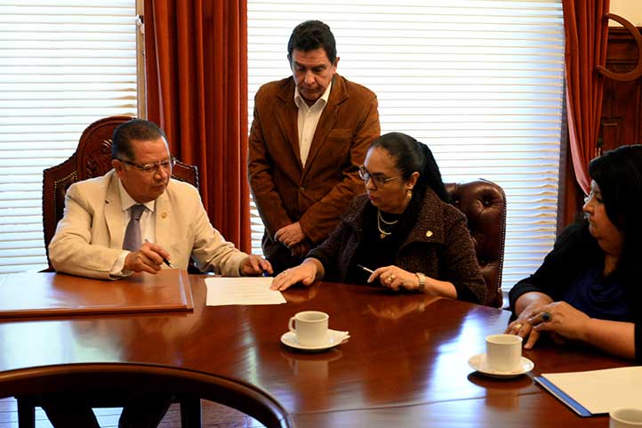 El Gobernador interino y la Rectora firmaron el instrumento público