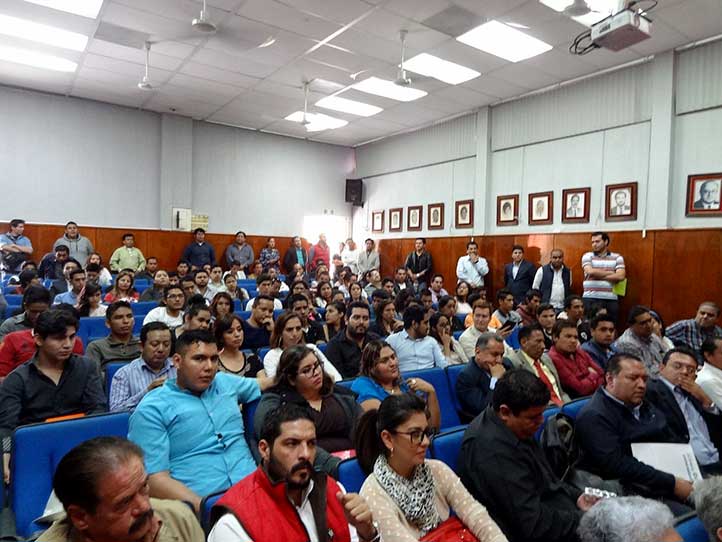 Asistentes a la conferencia “Sistema Penal Acusatorio en Veracruz, simulación y desastre”