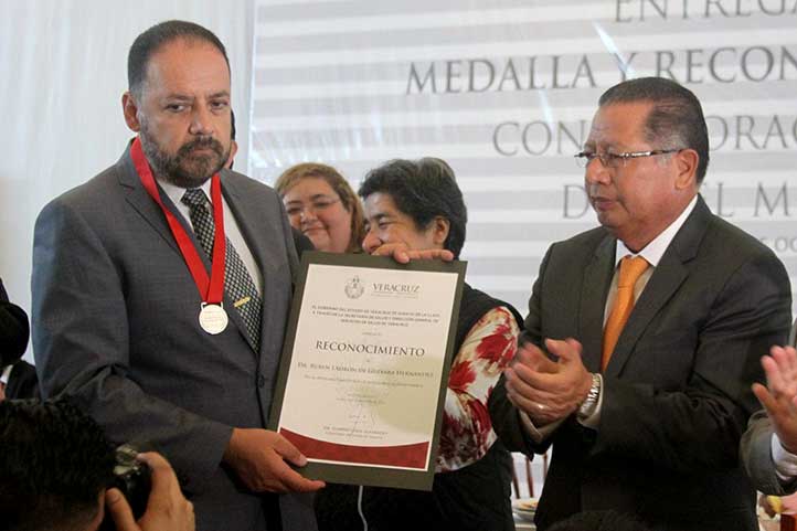 Rubén Ladrón de Guevara Hernández con el Gobernador interino