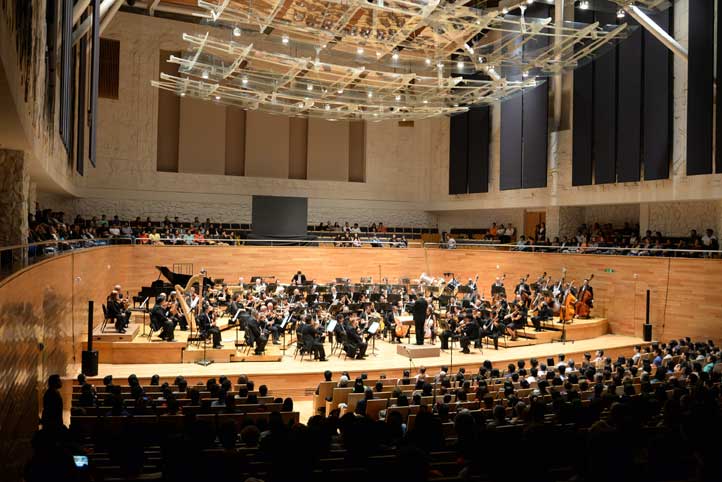 La orquesta presentó Fiesta de Todos Santos, ante una sala Tlaqná llena