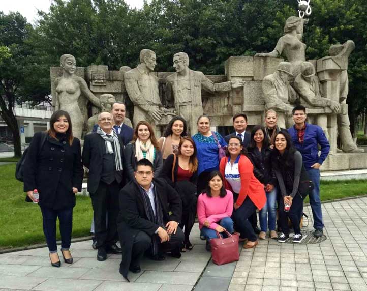 Estudiantes, ex alumnos y autoridades de la UV en Chongqing