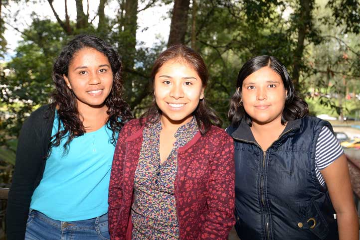 Dana Prieto, Itzel Contreras y Laura Patricia Rodríguez, alumnas de FCAS