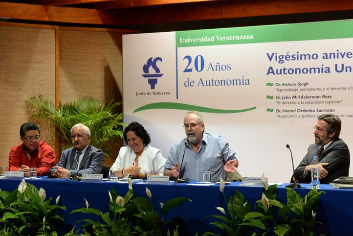 Los panelistas llamaron a la comunidad universitaria a defender la autonomía