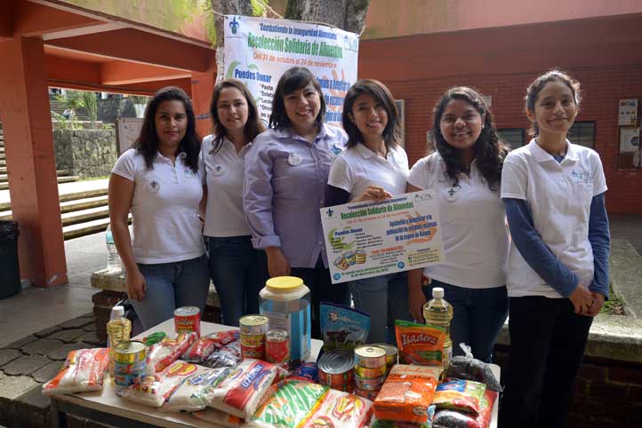 Mercedes Martínez Minaya con alumnas de Ingeniería en Alimentos
